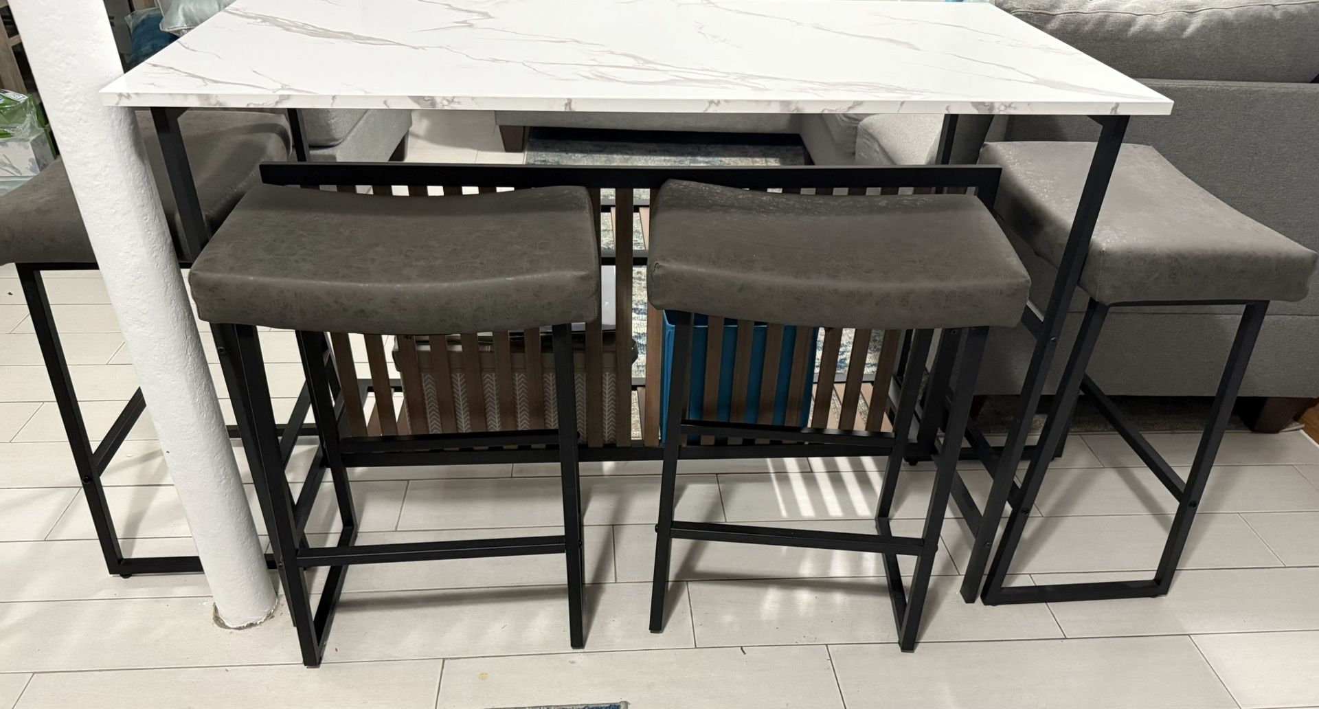 Dining Table With 4 Bar Stools