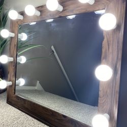 BRAND NEW PROFESSIONAL MAKEUP VANITY MIRROR. 34*29 Inches 