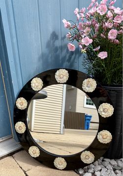 PRETTY ROUND MIRROR