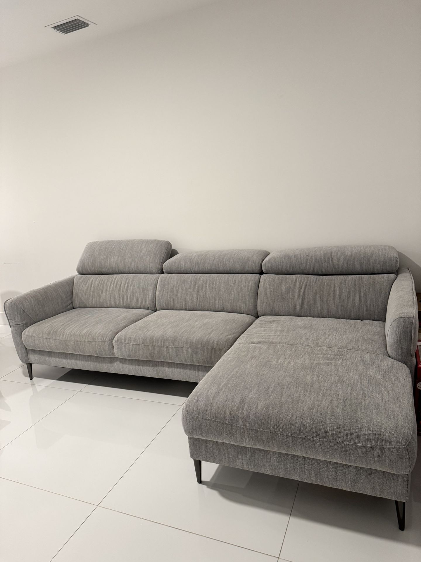 Sofa with adjustable headrest