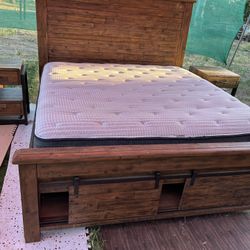 KING SIZE ASLHEY CAMA COMPLETA,INCLUYE 2 NIGHT STAND