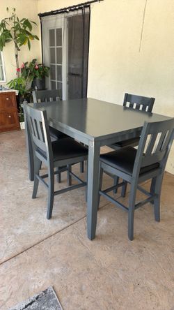 Dining table and 4 Chairs