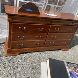 Like Brand New Solid Wood Dresser With Beautiful Finish 