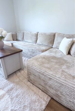 Sofá nuevo sin uso grande y muy cómodo para una máxima relajación