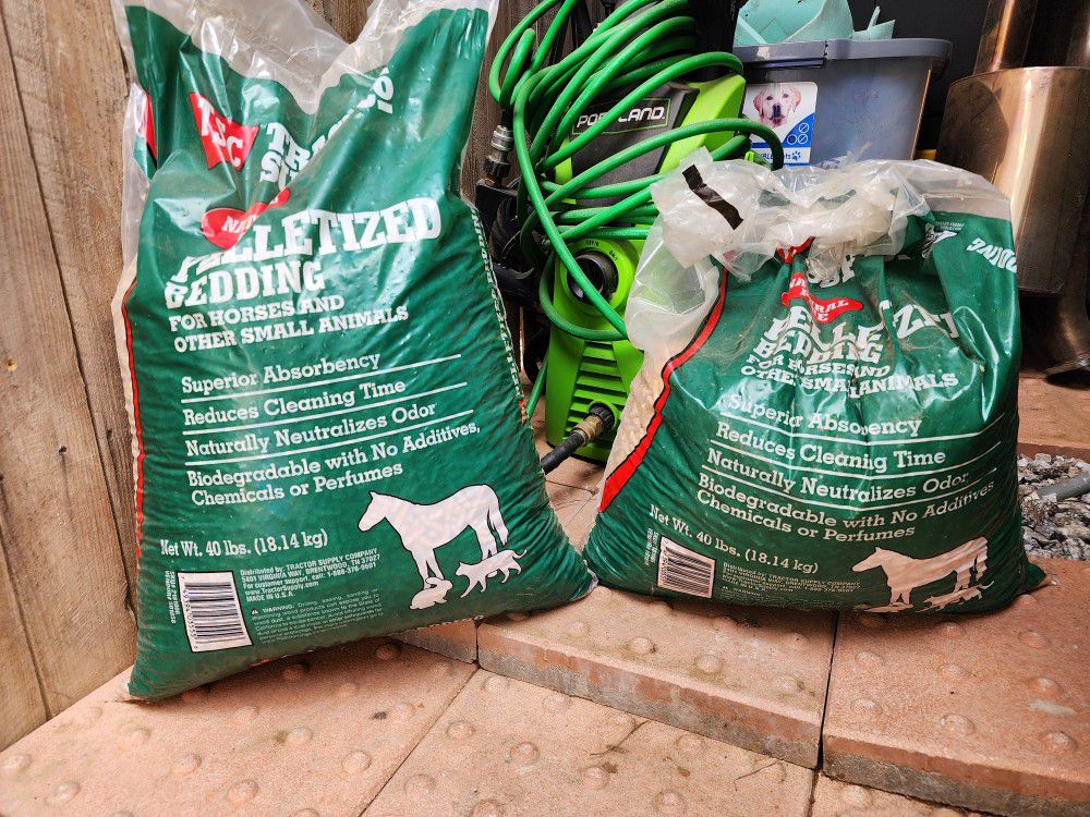 Pelletized Bedding - Tractor Supply