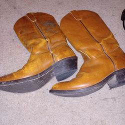 Cowgirl Boots NEED TO BE SOLD ASAP FOR PHONE BILL SIZE 9.5
