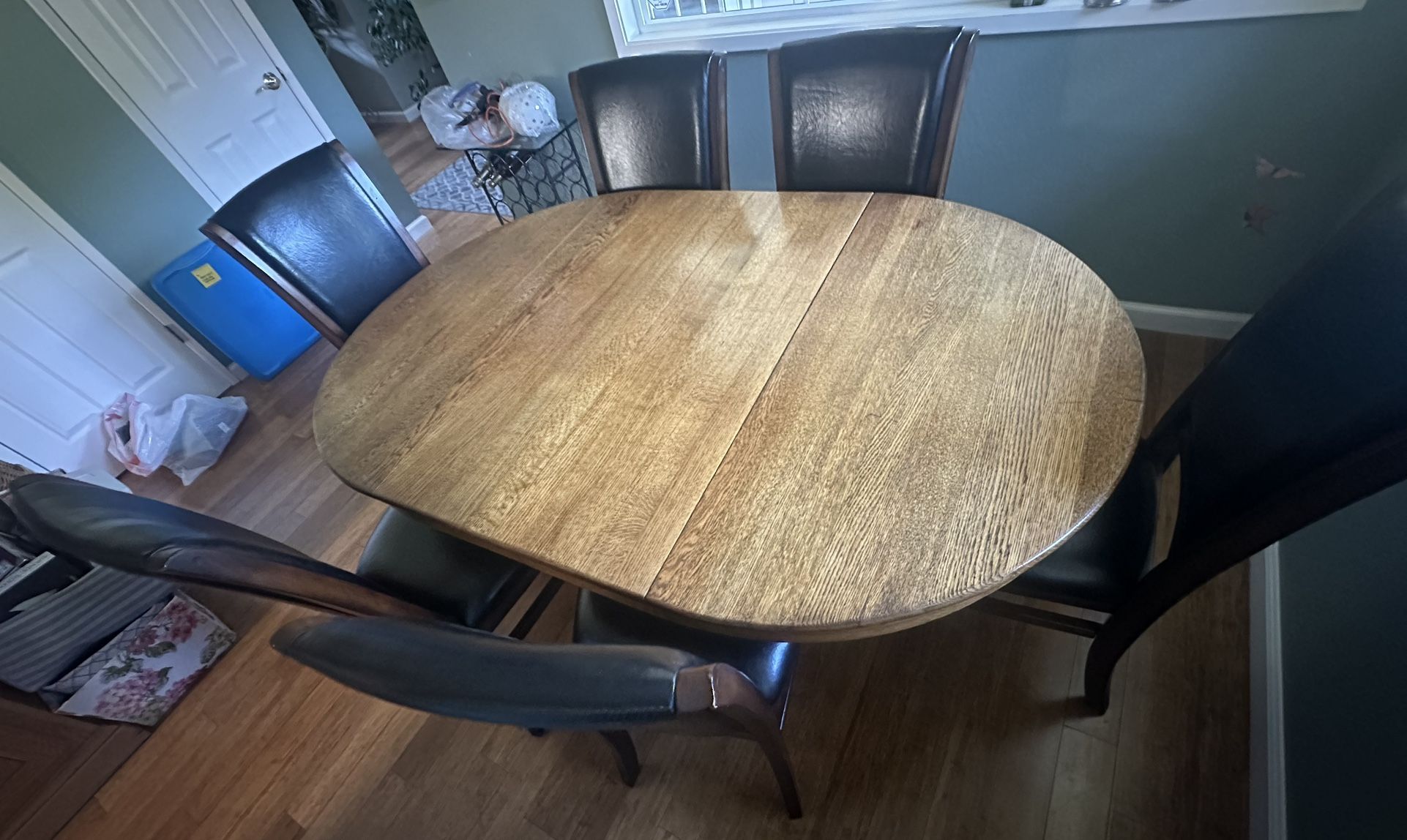 42” Round Dining Room Table with 2 Leafs and 6 Chairs