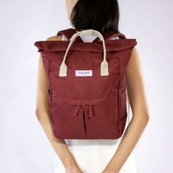 Kind Bag London “Hackney” 2.0 Backpack. Burgundy Medium. Laptop. 100% recycled. 10 L. Carry Handles. Roll top. Water resistant. Zipper.

Stylish Cool