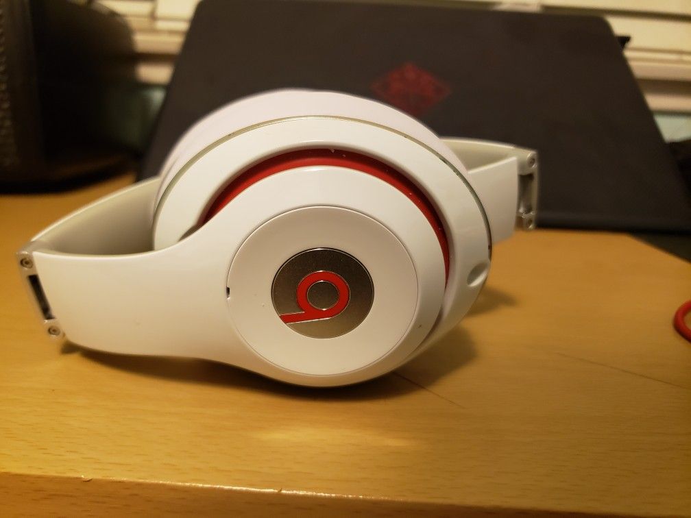 Beats studio white by Dr.dre