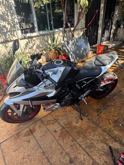 Suzuki GSX-8R Motorcycle