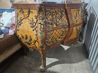 Old World Style Bombe Chest