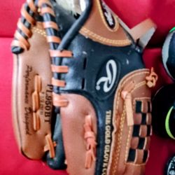 Man's Baseball Glove Rawlings Size 9 And 1/2