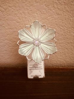 Bath &Body Works wallflower plug in flower green