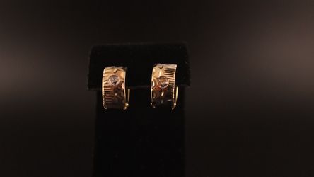 14k Gold SMALL ROUND EARRINGS WITH CLEAR STONE.