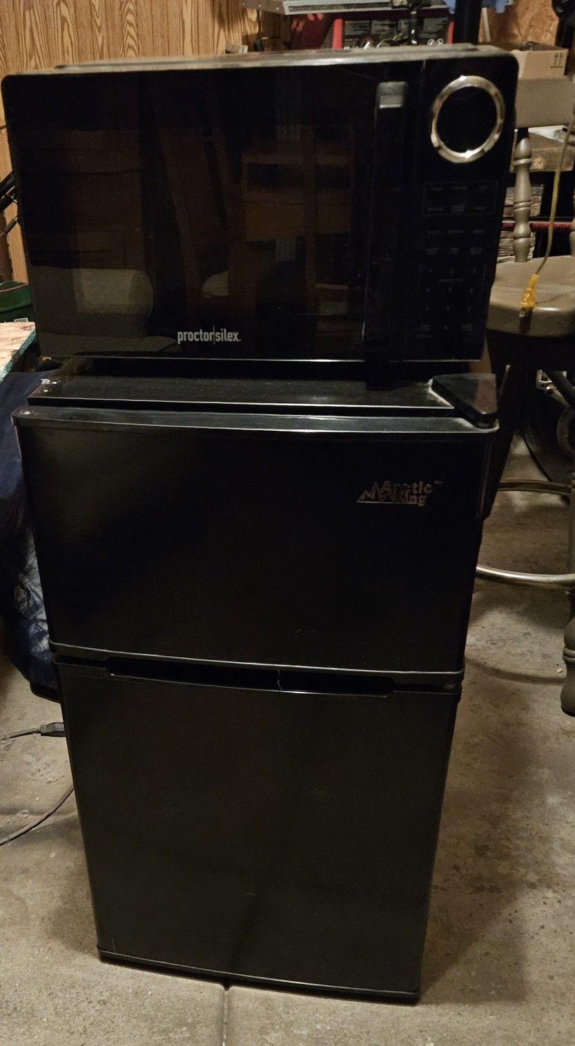 Mini Fridge / Freezer & Microwave