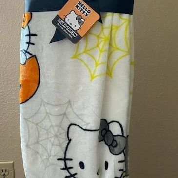 Hello Kitty Halloween Plush Throw Blanket for Sale in Hawaiian