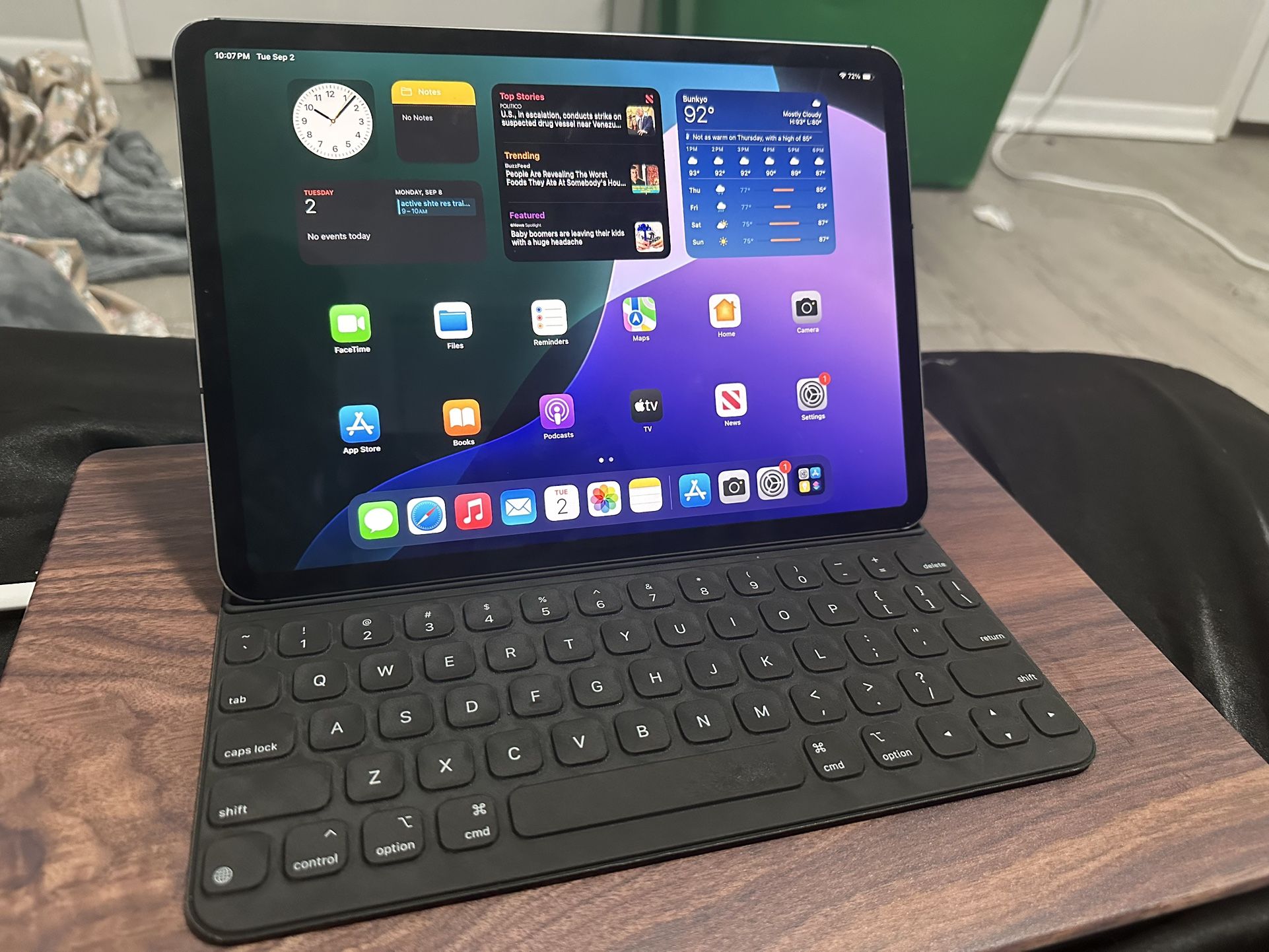 iPad Pro(LTE)-11 Inch, 256 Gb With Limited magnetic Keyboard.