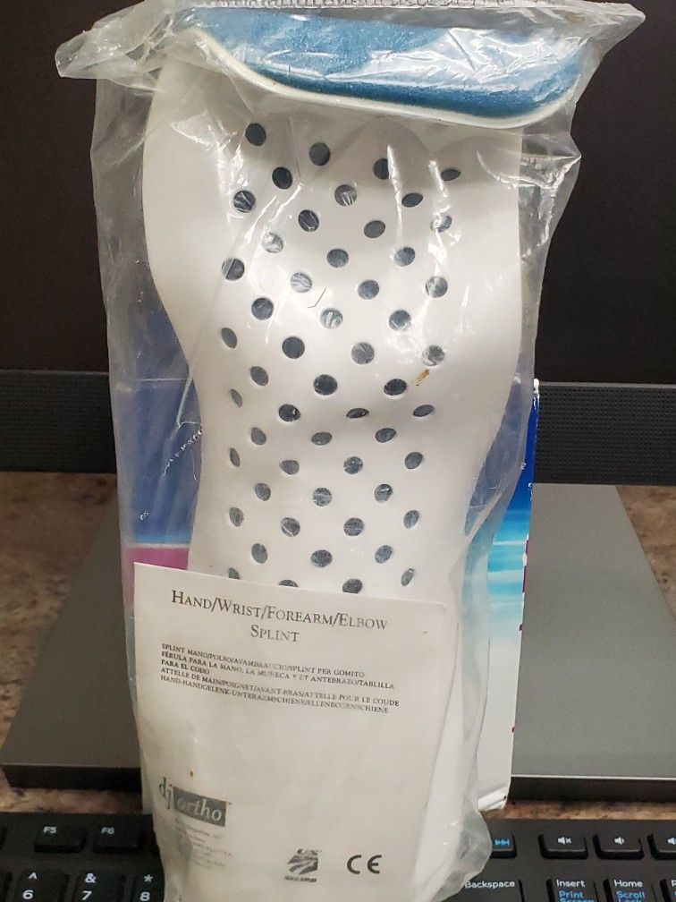 Procare Colles Small Right Padded Wrist Splint (contact info removed) NEW SEALED SIZE LARGE.

NEVER OPENED NEVER USED BRAND NEW ADULT SIZE LARGE!

