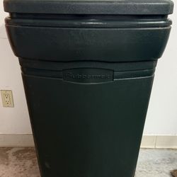 Rubbermaid Roughneck 45 Gallon Rollaway Trash Can with Lid Seldom Used
