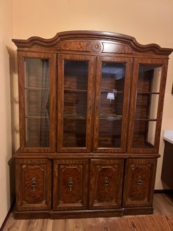 Hutch cabinet / Kitchen Table and Chairs\ Cabinet
