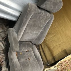 2 Power Bucket Captain Seats For 2000s Ford Truck In Good Shape Need Wiped Down 