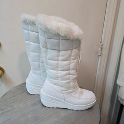 White puffer boots size 8