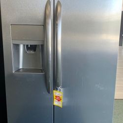 Frigidaire counter depth refrigerator Fridge side by side Comes with Warranty B5