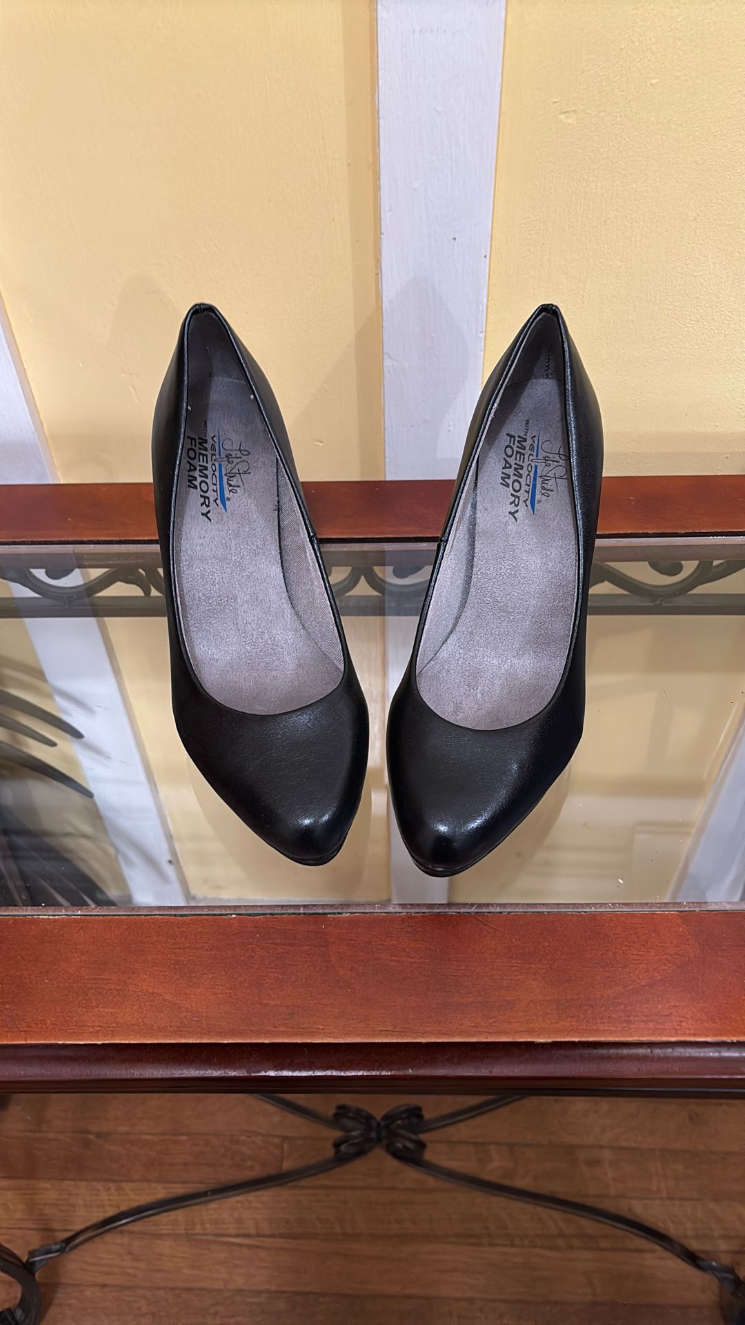 Size 8.5 M Black Leather Heels