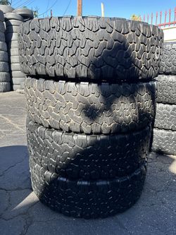 Tengo un Set de llantas en muy buenas condiciones, marca BFGOODRICH LT 275/65R20 instaladas y balanceadas por el mismo precio $270