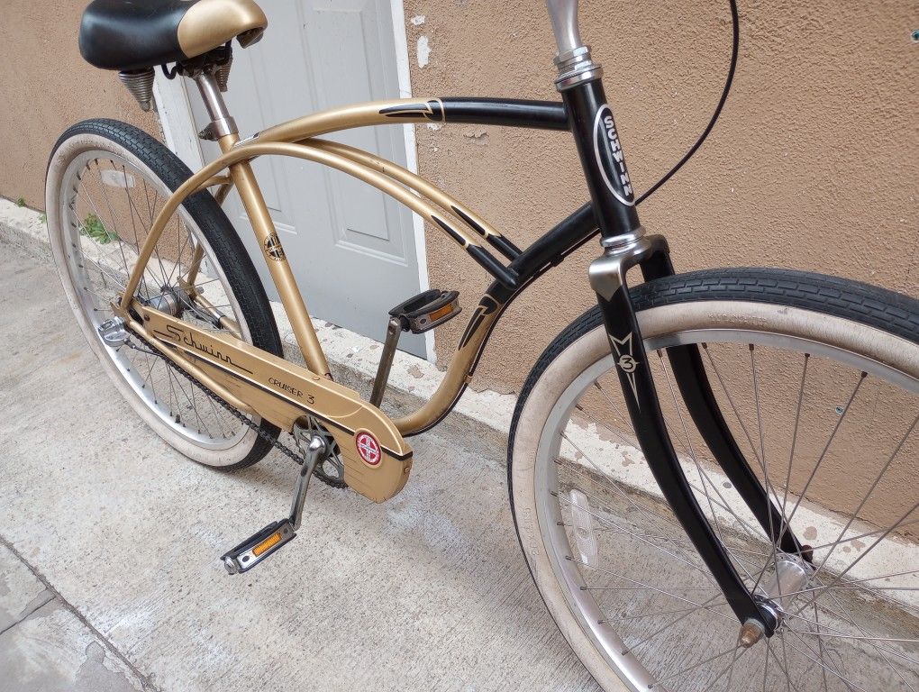 SCHWINN. 3 Speed. Beach Cruiser
