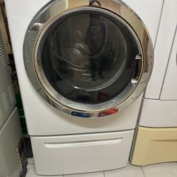 Frigidaire White Washer & Dryer With Pedestal 