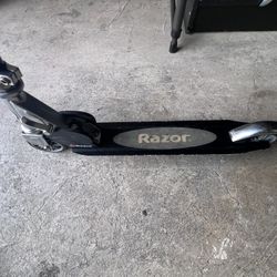 😇🔥❤️ For Sale: 2 Razor Kids Kick Scooters – $15 each or $25 for both