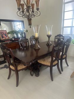 Dining table very nice