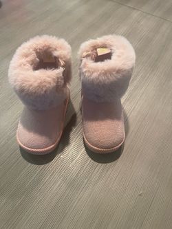 Cute Little Girl Fur Pink Boots size 4 Toddler like new only used once.