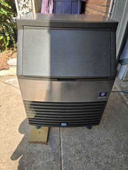 Manitowoc 120 volts makes 200 pound of ice in 24 hrs