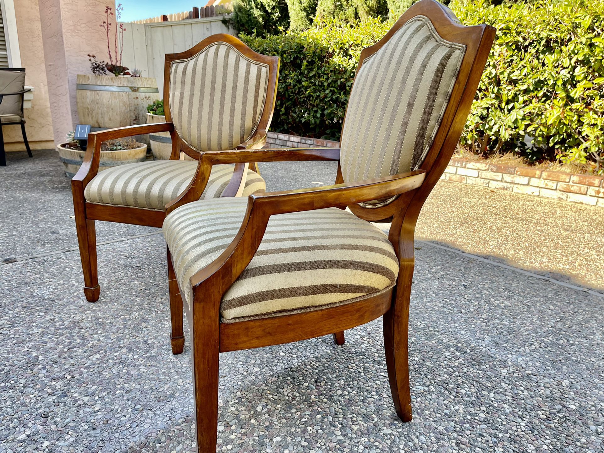 (2) Side chairs / Dining Chairs