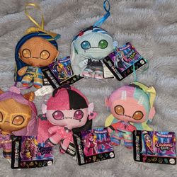 Set of 5 Monster High G3 Plushies.

Brand New, with tags.

Includes Draculaura, Lagoona, Cleo, Frankie, and Clawdeen.

