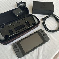 Nintendo Switch V2 Complete + Case & Grip