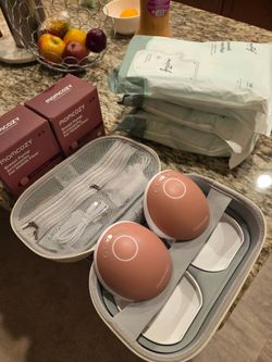 Momcozy Breast Pump M9. Brand new parts. only battery was used. + milk bags