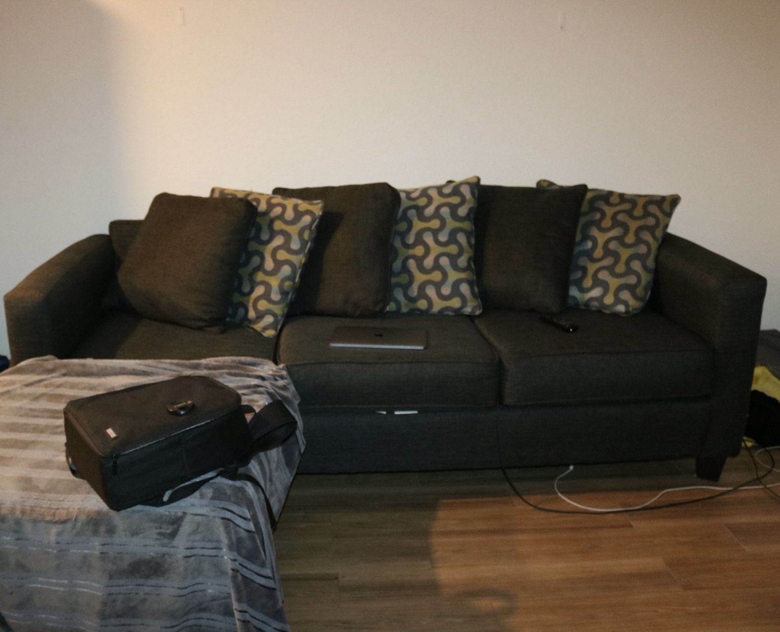L shaped Couch - No Pets