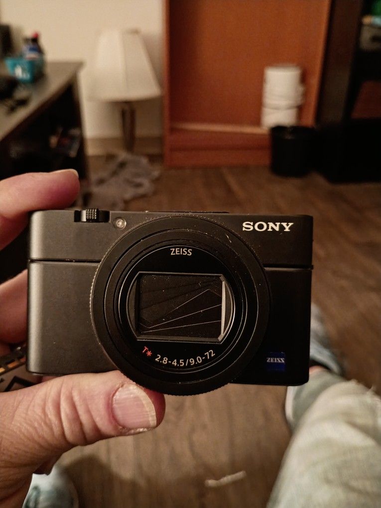Sony Cyber Shot DSC RX 100 Vll  20.1 mp Camera