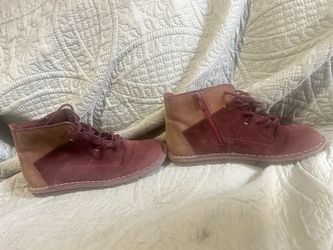 Women’s Clarks suede boots (READ DESCRIPTION)