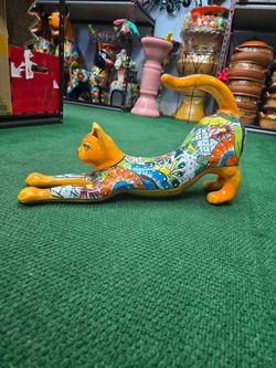 Gato  estirado decoracion talavera ($55)  (contact info removed)
