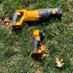 Dewalt 20V max With Kicker Flashlight. 