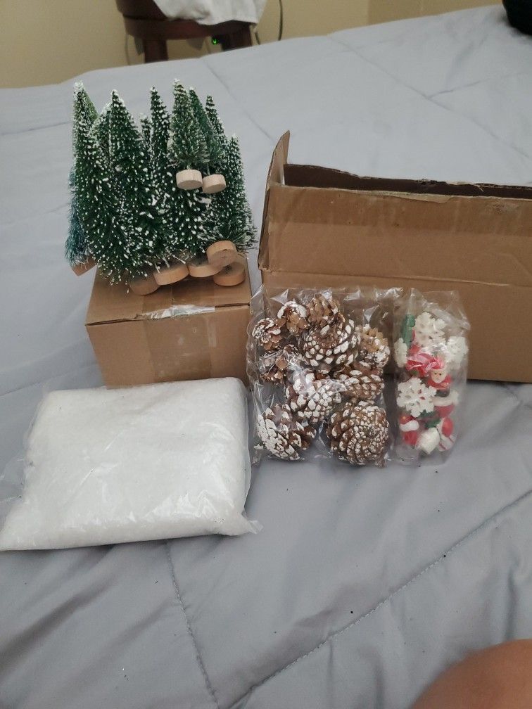MINI CHRISTMAS TREES AND DECORATIONS