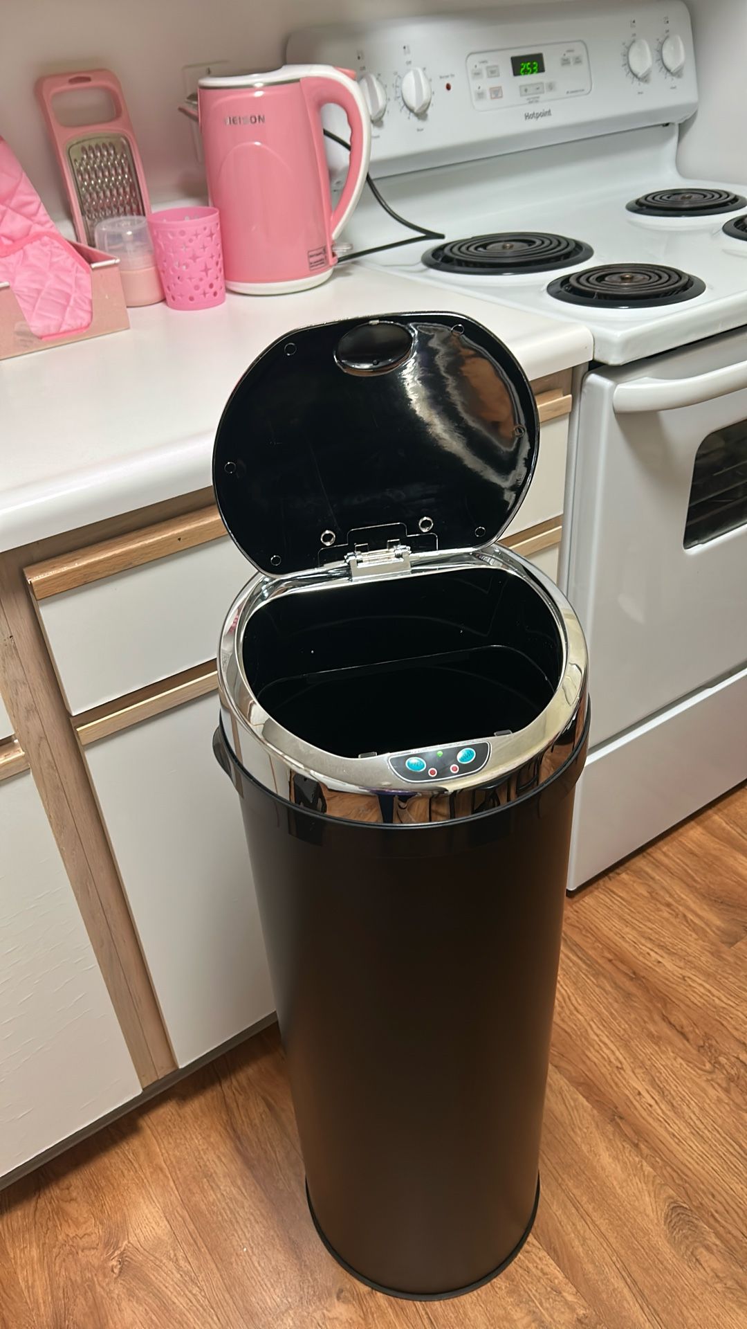 Automatic trashcan