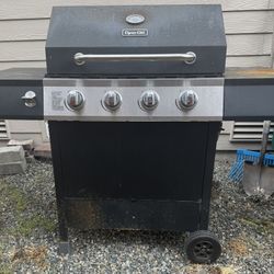 4-Burner Propane Gas Grill Barbecue ( Dyna-Glo )