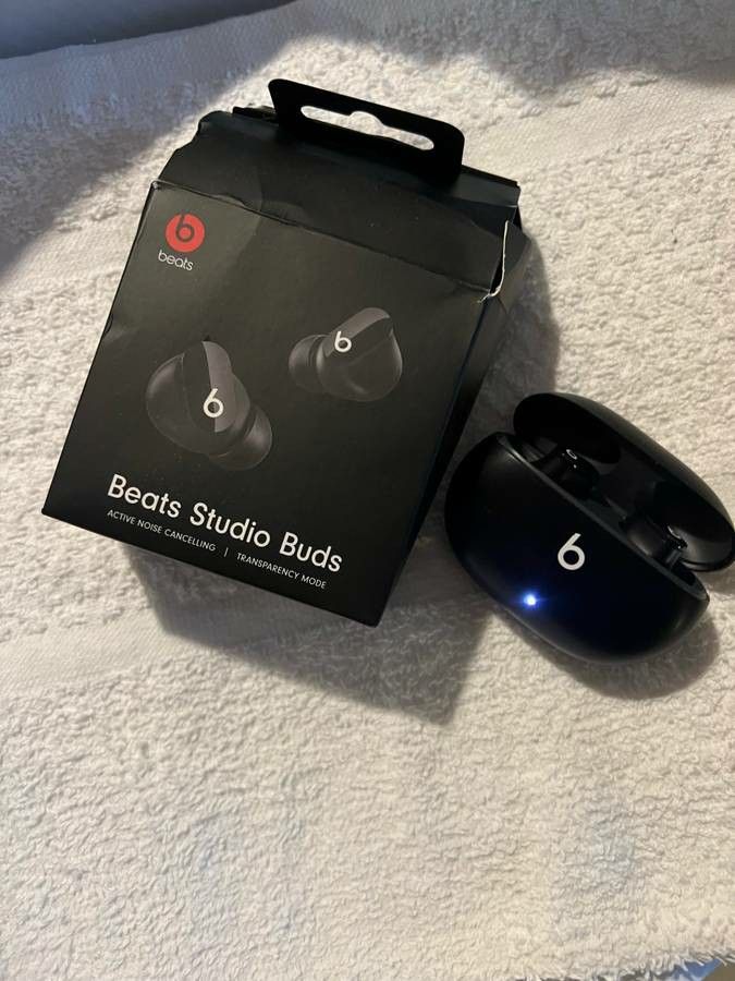 beats studio buds
(Black)