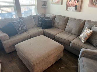 Ashley Sectional w / ottoman