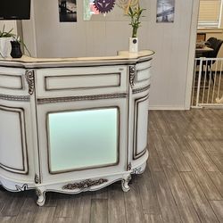 Selling Like New Receptionist Desk